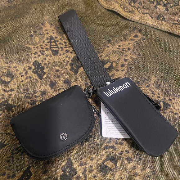 LULULEMON DUAL POUCH WRISTLET IN BLACK - Picture 7 of 10